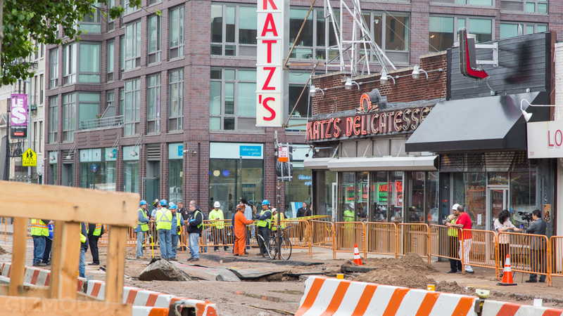 Illustration for article titled A Giant Sinkhole Just Opened Up in the Middle of Manhattan